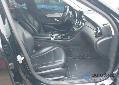 2015 Mercedes-Benz C 300 4Matic/Luxury 4Matic/Sport 4Matic z USA, uszkodzony, nr VIN 55SWF4KB6FU011768